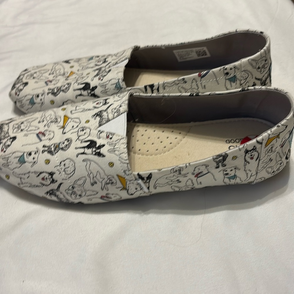 Tom’s Dog shoes size 9